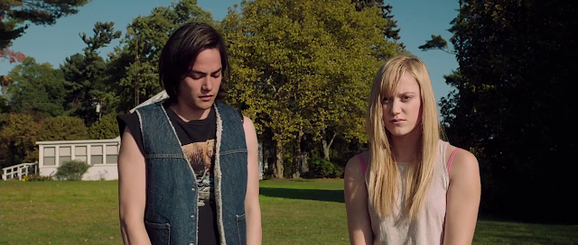 It Follows 2014 Full Movie 300MB 700MB BRRip BluRay DVDrip DVDScr HDRip AVI MKV MP4 3GP Free Download pc movies